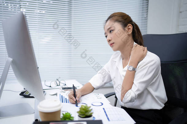 亚洲女人厌倦了在办公室里努力工作。她想放松一下.
