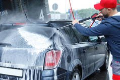 专业洗车工人正在洗客户的车