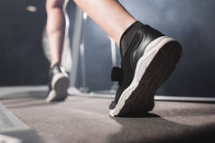 体操跑步机运动鞋训练中女运动员的选择焦点
