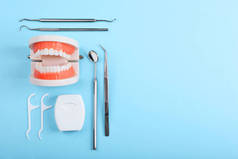 彩色背景的牙齿、牙科器械和牙科护理产品模型