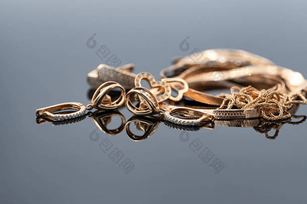 优雅的女人的<strong>黄金珠宝</strong>：耳环和项链
