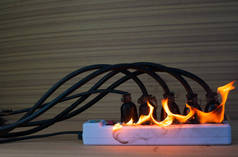 带连接电源带的多插座着火，木背衬垫上有一串插头