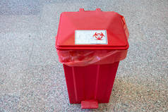 医疗废物桶。医疗废物、化验室使用的培养皿、手套和垃圾桶中的空瓶子.