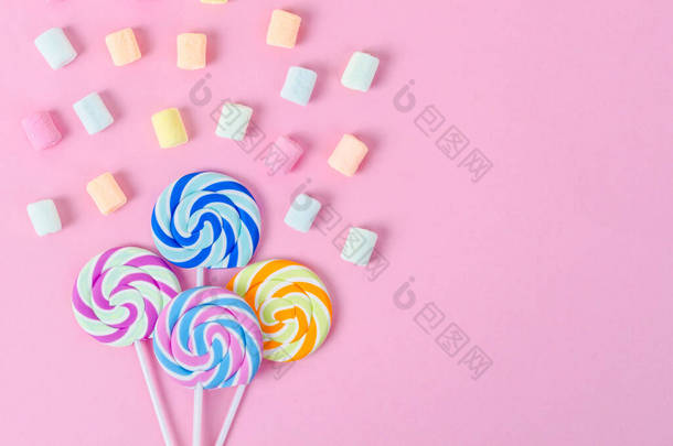 色彩艳丽的棉花糖，粉红背景的糖果.