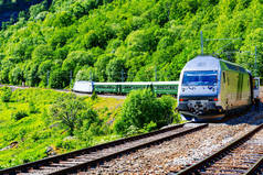 在挪威弗兰山谷著名的弗兰铁路线上的火车