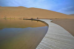 伍登木板路-N.shore Lake Badain East前往游客骆驼出发区。Badain Jaran-Badanjilin Shamo-Mysterious Lakes Desert-sectio