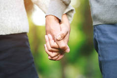 情人节这一天，情侣们带着一点爱心握手