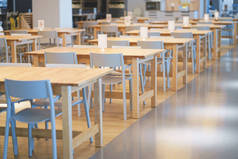 食品庭院购物中心木制餐桌的内部。百货商店的食物中心.