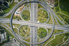 巨大的都市交叉口与三叶草出口，立交桥和高速公路。顶部视图。无人机上高质量的照片拍摄