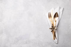圣诞或新年餐桌摆设，白色石桌、卡片或菜单模板上印有金色餐具