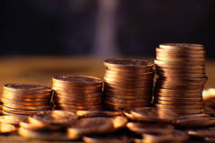 木材背景的金币堆栈及金融和银行概念的广告硬币