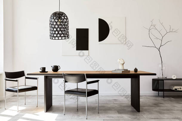 风格别致的餐厅内部，配有木制设计餐桌，黑色椅子，茶壶和杯子，墙上的艺术绘画模型，以及现代家居装饰的<strong>典雅</strong>配饰。模板.