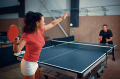 女人击球、打乒乓球、打乒乓球