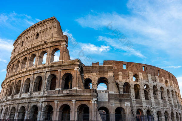 大罗马竞技场（Coliseum, Colosseo）的金色<strong>日</strong>落，也被称为弗拉维安圆形剧场。<strong>世界</strong>著名的地标。风景秀丽的<strong>城市</strong>景观.