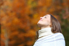 秋天，在美丽的公园或森林里呼吸新鲜空气的松驰的女人