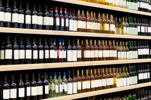 酒瓶放在架子上.超级市场内部货架上的红色和白色葡萄酒瓶。3D渲染适用于提供新的葡萄酒瓶和新的品牌标签等.