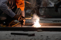 工人们正在建筑施工中焊接钢.