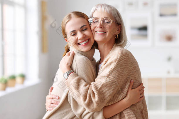 在周末的时候，快乐的成年女性和老年女性会紧闭双眼，互相拥抱