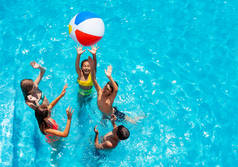在游泳池里，一群孩子从上面伸出手，用充气球的视角玩耍