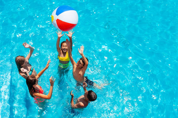 在游<strong>泳池里</strong>，一群孩子从上面伸出手，用充气球的视角<strong>玩耍</strong>