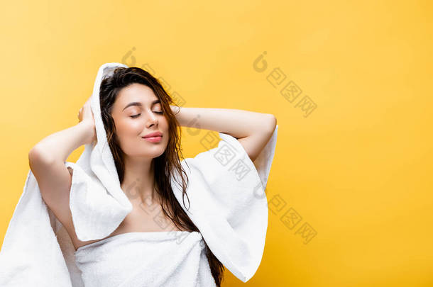 笑着的漂亮女人，头发<strong>湿透</strong>了，毛巾被黄色隔开了