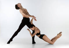 两名文雅的芭蕾舞演员，男男女女，身材矮小，黑人风格，背景为白色。