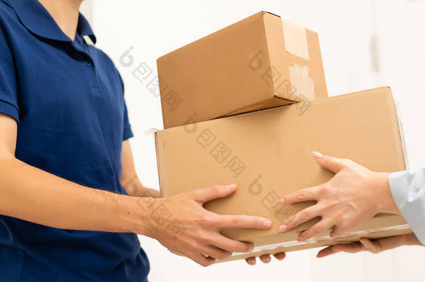 送包裹的快递员网上购物及速递服务
