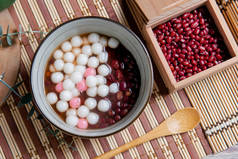 中国的糯米球，中国人在元宵节、中国结婚日和冬至节上吃中式甜食