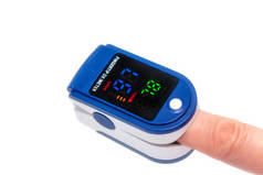 脉冲血氧计用来测量脉搏率和氧气水平。在一个近视仪装置中对手指进行近距离观察。白底脉动血氧计.