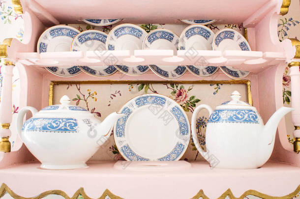 精美的白瓷茶具及精选的茶托、茶杯和茶壶
