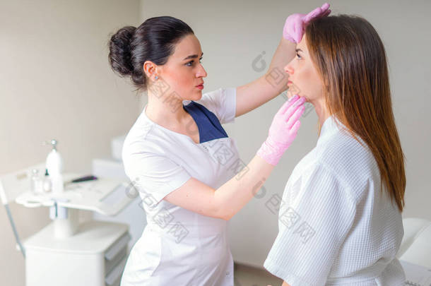 美容外科临床专业美容师对女童面部皮肤的检查