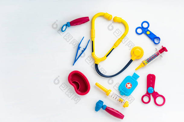 儿童医疗器械。儿童医生的概念。儿科学。儿科。白色背景的玩具医疗设备。孩子们扮演专业医生。接种疫苗概念