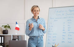 年轻的积极导师，在网上教授法语，教授外语，解释语法规则