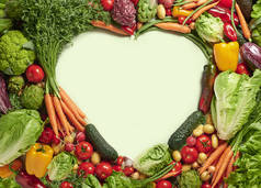 新鲜蔬菜与心形复制空间，健康食品概念