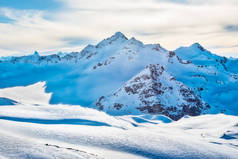 多雪的蓝山在云中.冬季滑雪胜地
