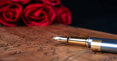 红色玫瑰和文字组成的钢笔。