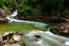 徒步旅行时从山上瀑布流出来的水真是太棒了