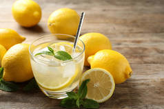 天然柠檬水，薄荷和新鲜的水果放在木制桌子上，特写。夏日清爽饮料