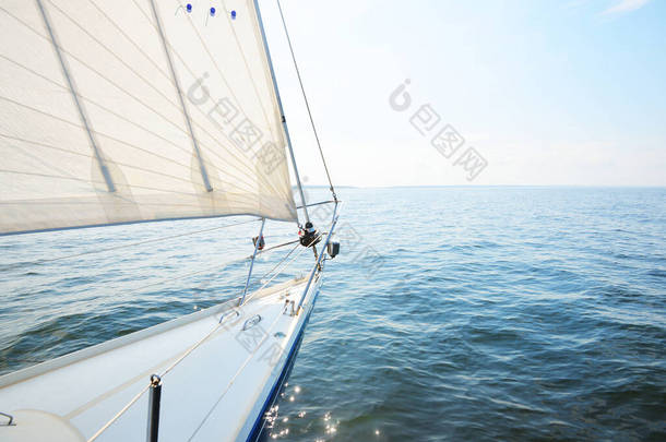 在阳光明媚的夏日,白色游艇航行.从甲板到船头、桅杆和船帆,俯瞰全景.浪花和<strong>水花四溅</strong>.晴朗的蓝天。芬兰湾