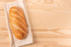 面包。薄薄的木桌上有新鲜的面包。整块面包模板自制面包配方。复制空间。顶部视图