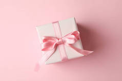 粉色背景礼品盒，顶视图