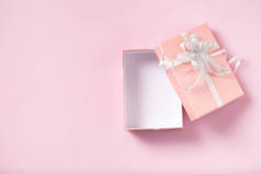 粉红背景的礼品盒空空如也