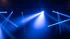 在迪斯科酒吧酒吧酒吧背景中，空旷的舞台音乐会与五彩缤纷的灯光激光束聚光灯在一起表演，为派对音乐节表演提供背景。娱乐夜生活。庆祝活动.