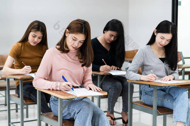 年轻的女大学生集中在<strong>课堂</strong>上做考试。3.女生们在<strong>课堂</strong>上认真地准备考试的内容.