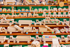 儿童生态手工制作的老式木制玩具，各种型号的火车、卡车、汽车、车辆.