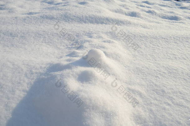 漂亮的桌上型雪纹壁纸，岩石上降雪的纹理。收集新的积雪，新的降雪