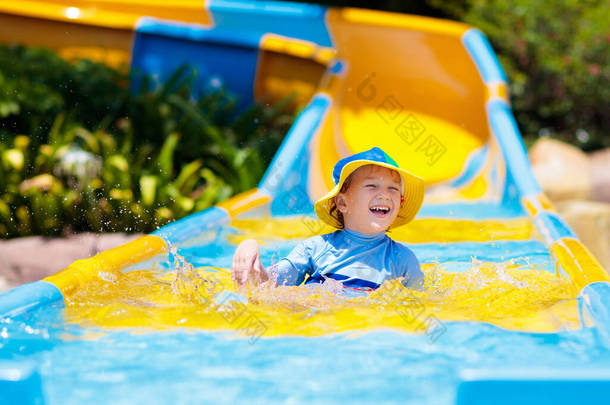 孩子们在<strong>水上</strong>公园滑水。在热带度假胜地的家庭暑假里，孩子们在滑<strong>水上</strong>玩得很开心。幼童及幼童游乐场休憩公园.