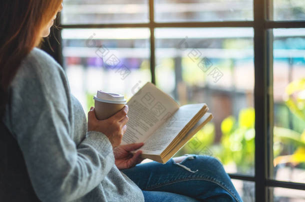 一个女人早上看书和喝咖啡的合影