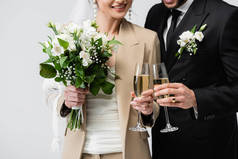 用灰色的香槟酒为新婚夫妇祝酒的剪影