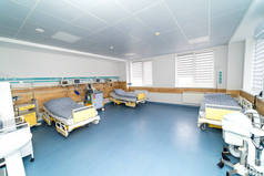 适合病人使用的设备。医院病房的现代急诊病床.